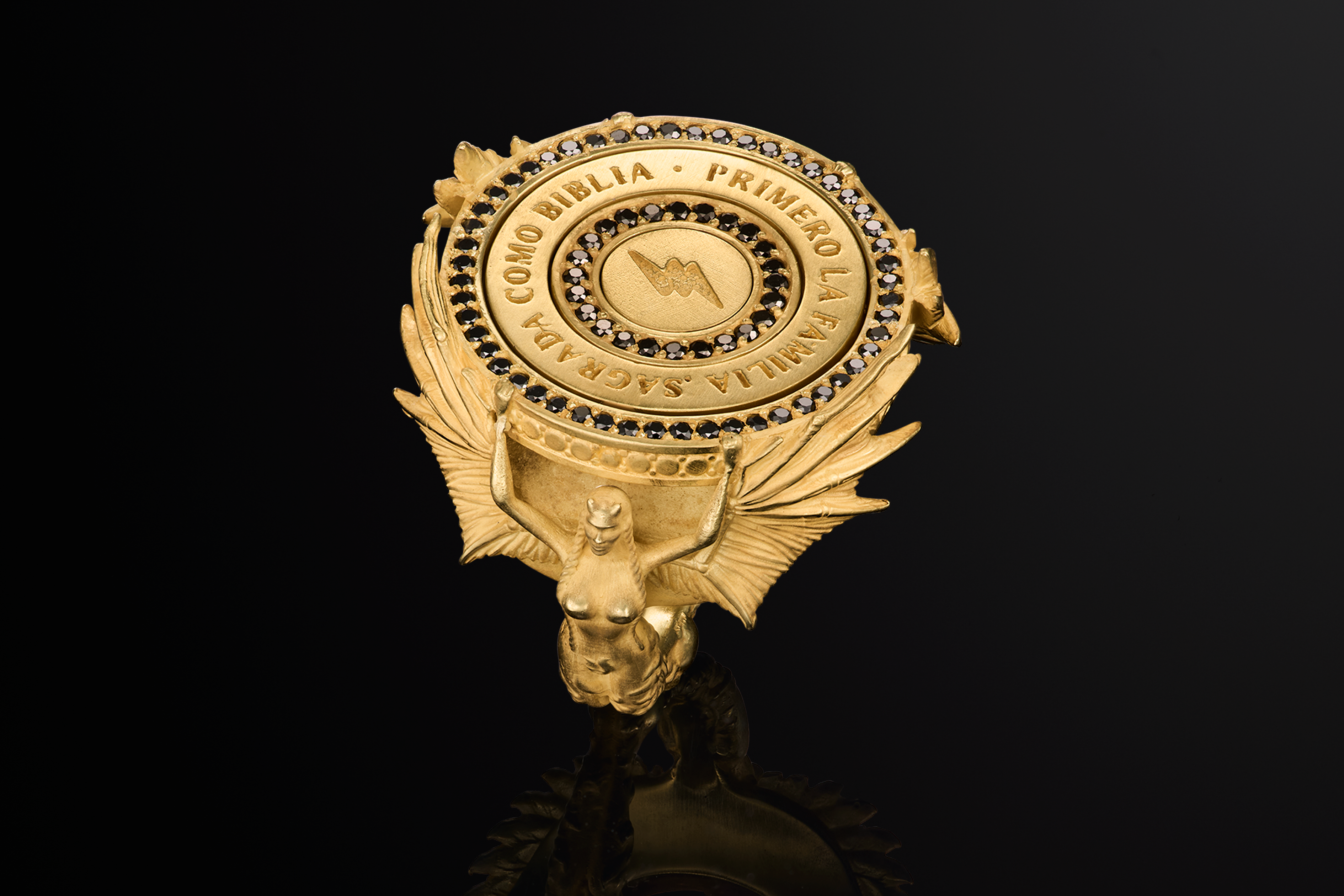 Top view featuring the engraving “Primero la familia, sagrada como biblia.” with lightning bolt detail.

