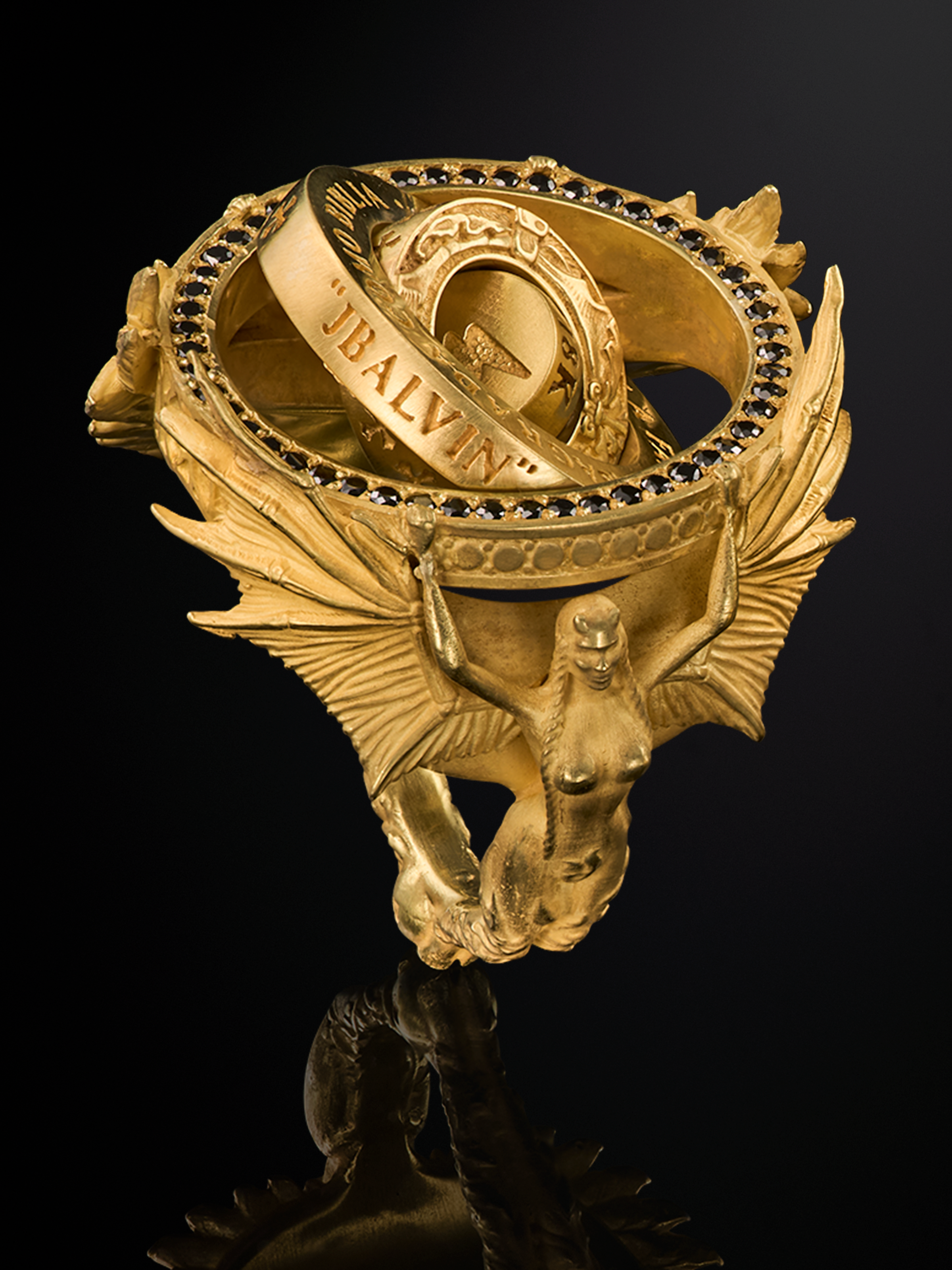 Heaven & Hell ring (I/II), 18K gold with black diamond micro-pavé, created for J Balvin. Three-quarter view (Hell side) with “JBALVIN” engraving. Mobile Edition. 