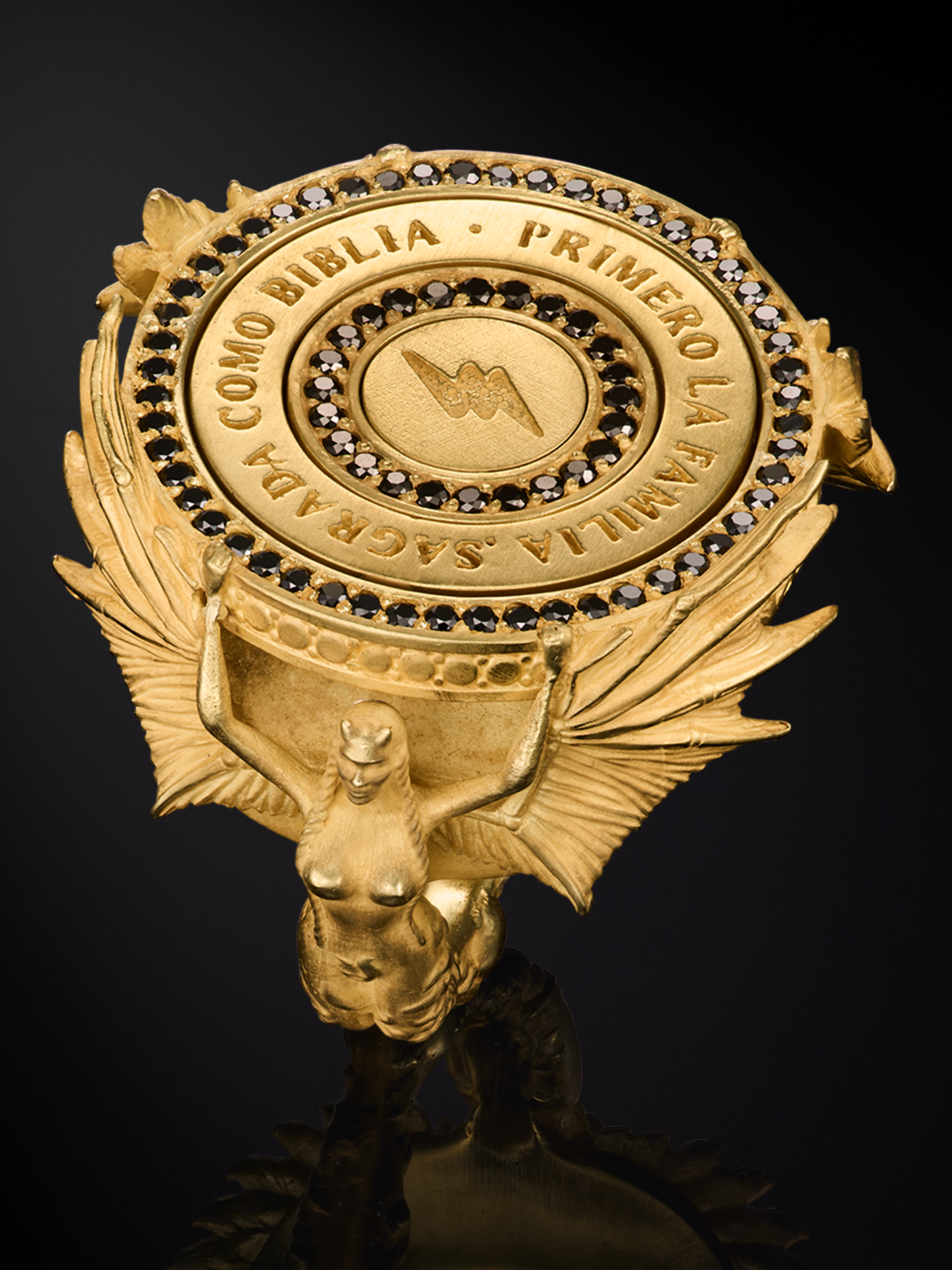 Top view featuring the engraving “Primero la familia, sagrada como biblia.” with lightning bolt detail. Mobile version. 
